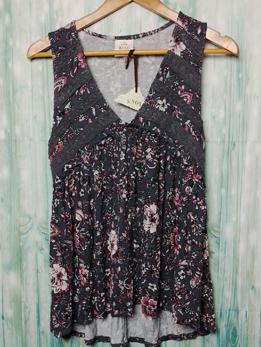 Knox Rose Gray with Pink Floral Accents V Neck Tank Top Small